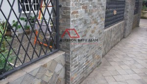 Tampilan pagar dan lantai batu alam