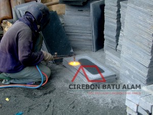 Proses Finishing Batu Alam Bakar