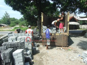 Proses pengiriman batu alam dan pengepokan batu alam di Pabrik Cirebon Batu Alam